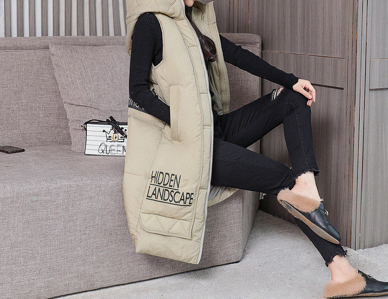 Naiste pikk kapuutsiga vest ja kirjad