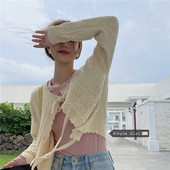 Praegune naiste kootud vest lipsudega