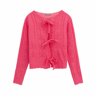 Praegune naiste kootud vest lipsudega