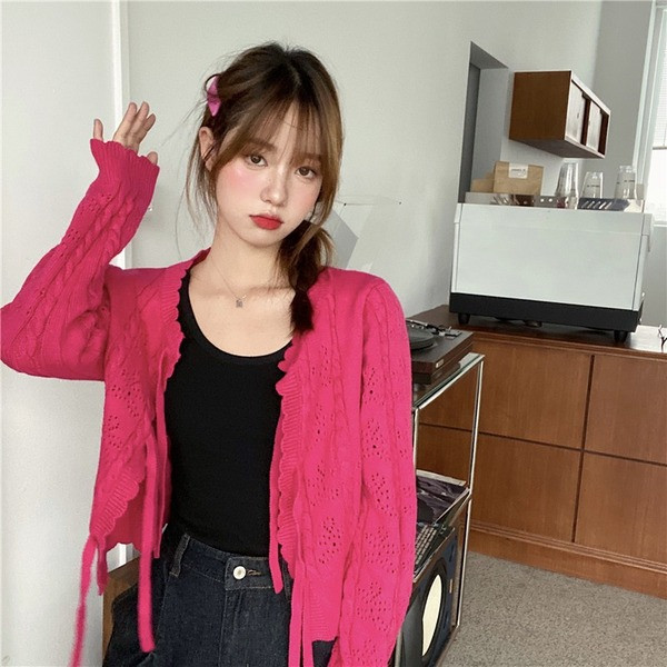 Praegune naiste kootud vest lipsudega