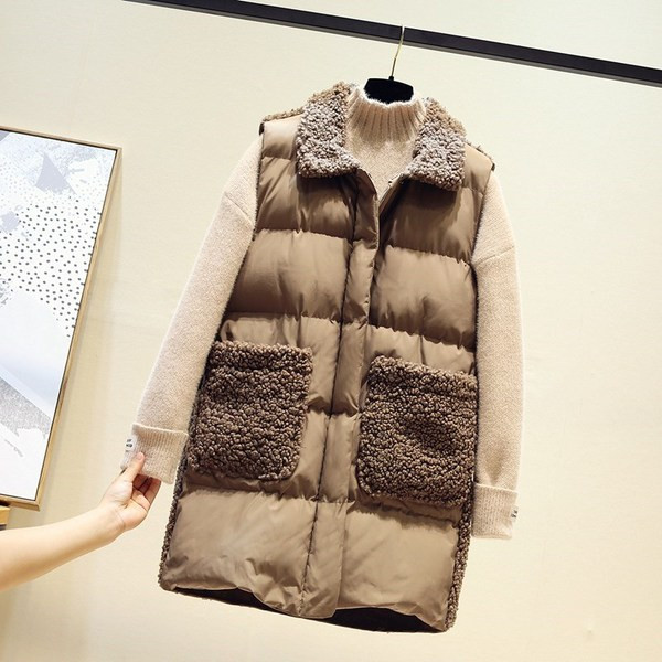 Uut mudelit pehme krae ja taskutega naistevest