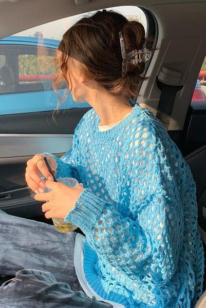 Modernus moteriškas megztinis plataus modelio apvalia iškirpte