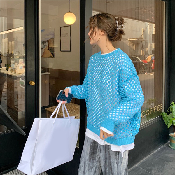 Modernus moteriškas megztinis plataus modelio apvalia iškirpte