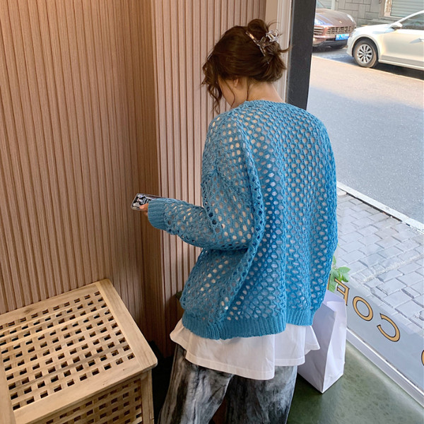 Modernus moteriškas megztinis plataus modelio apvalia iškirpte