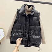 Laia mudeliga naistevest kõrge krae ja lipsudega