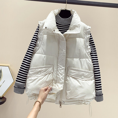 Laia mudeliga naistevest kõrge krae ja lipsudega