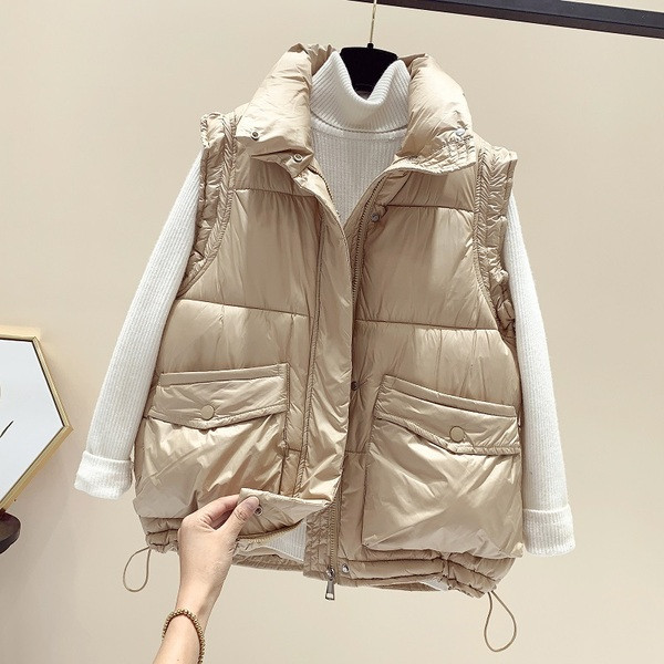 Laia mudeliga naistevest kõrge krae ja lipsudega