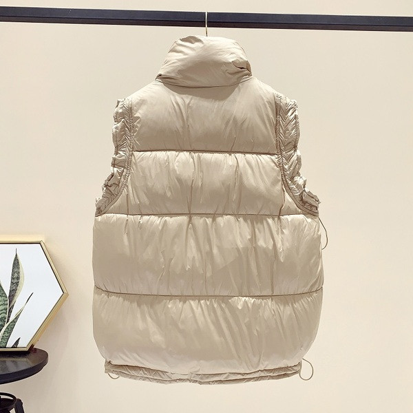 Laia mudeliga naistevest kõrge krae ja lipsudega