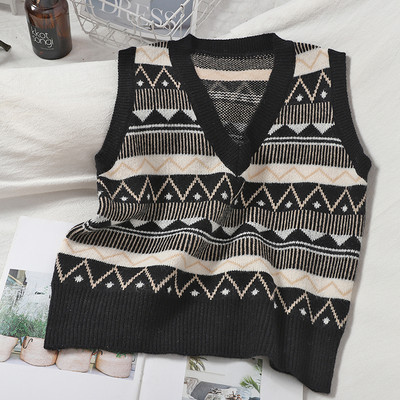 Moteriška laisvalaikio liemenė su špico iškirpte