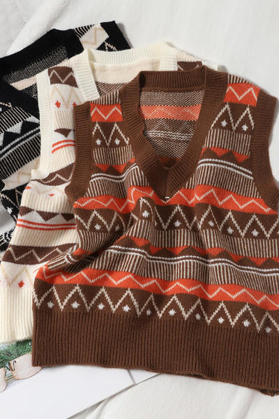 Moteriška laisvalaikio liemenė su špico iškirpte