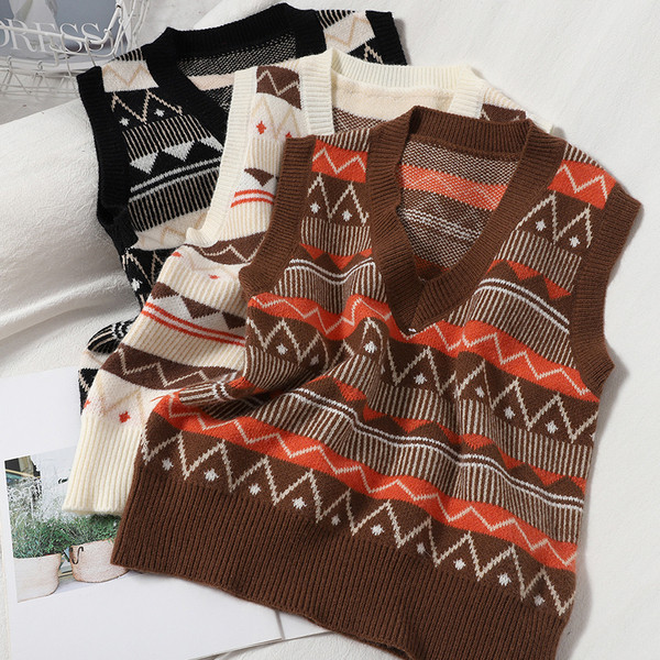 Moteriška laisvalaikio liemenė su špico iškirpte