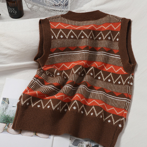 Moteriška laisvalaikio liemenė su špico iškirpte