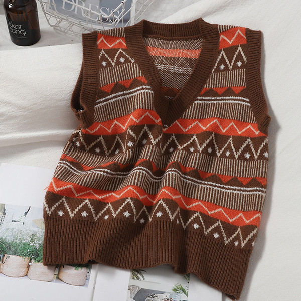 Moteriška laisvalaikio liemenė su špico iškirpte