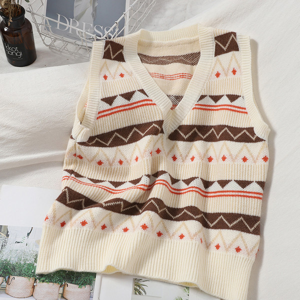 Moteriška laisvalaikio liemenė su špico iškirpte