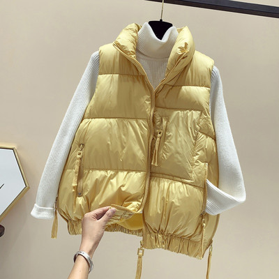 Naiste vabaaja vest elastse ja kõrge kraega