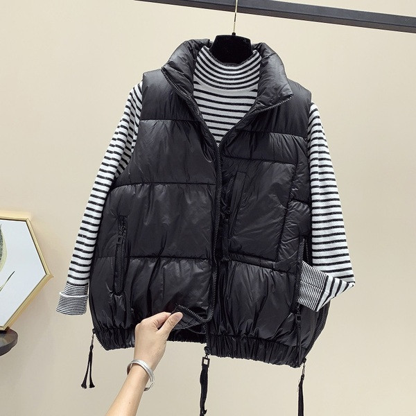 Naiste vabaaja vest elastse ja kõrge kraega