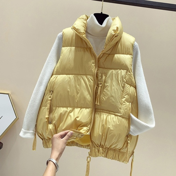 Naiste vabaaja vest elastse ja kõrge kraega