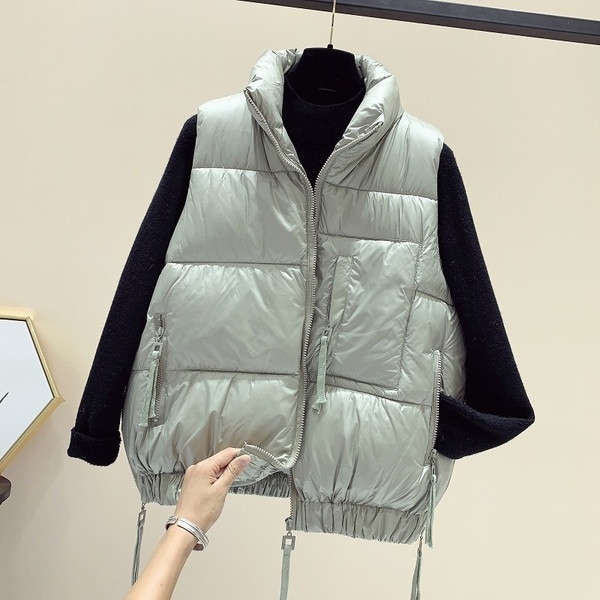 Naiste vabaaja vest elastse ja kõrge kraega