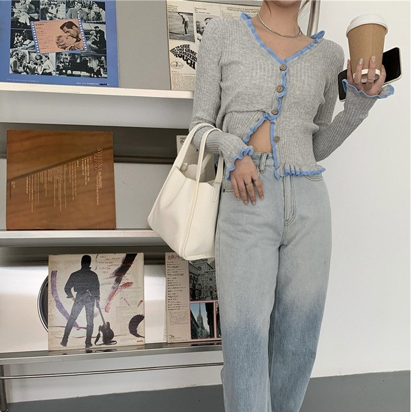 Naiste moodne vestiga varustatud mudel spits-kaelusega