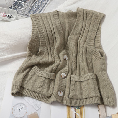 Kootud naiste vest nööpide ja taskutega