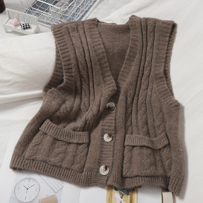 Kootud naiste vest nööpide ja taskutega