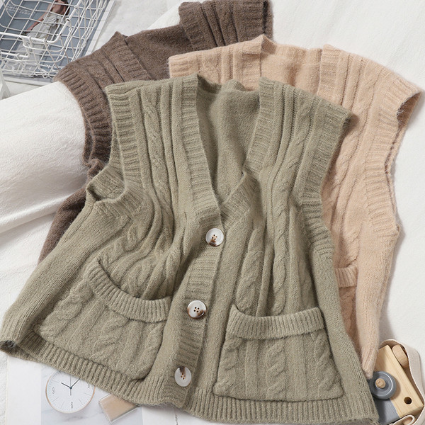 Kootud naiste vest nööpide ja taskutega