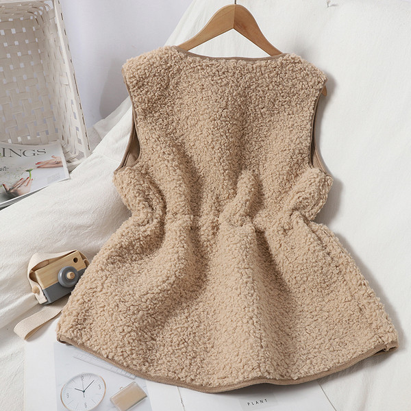 Naiste nööpidega sulevest ja vöökohal sidemed