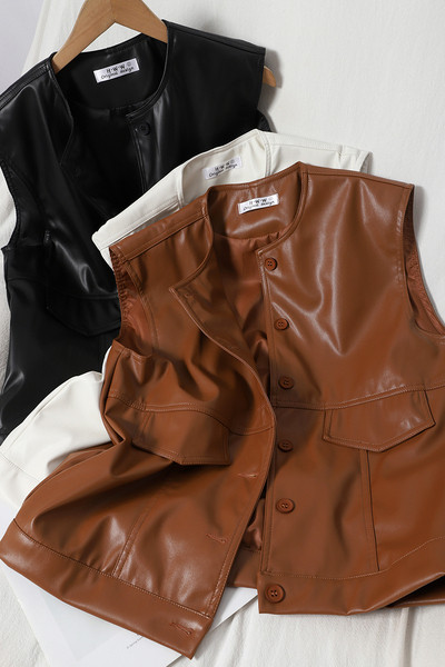 Ženski kožni prsluk s gumbima i O izrezom