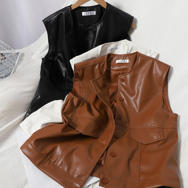 Ženski kožni prsluk s gumbima i O izrezom