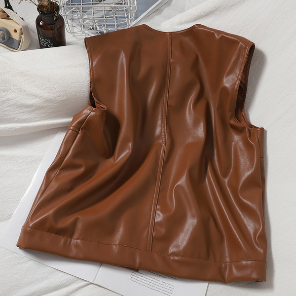 Ženski kožni prsluk s gumbima i O izrezom