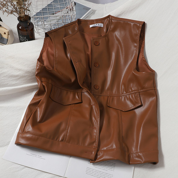 Ženski kožni prsluk s gumbima i O izrezom