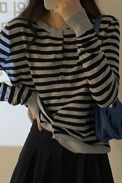 Moteriškas laisvalaikio liemenės modelis su ovalia iškirpte