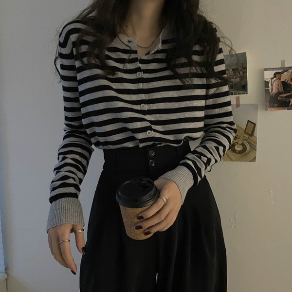 Moteriškas laisvalaikio liemenės modelis su ovalia iškirpte