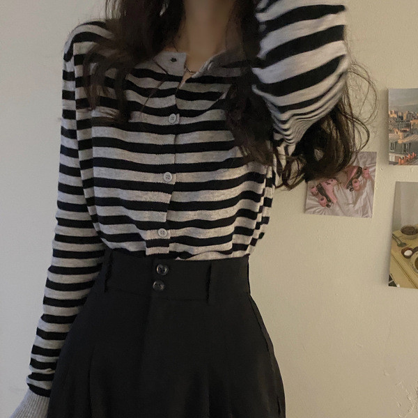 Moteriškas laisvalaikio liemenės modelis su ovalia iškirpte