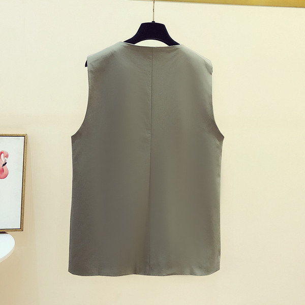 Dviejų spalvų moteriška liemenė gilia iškirpte