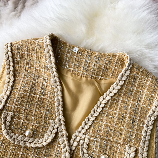Kuldne naiste vest spitsikaela ja nööpidega