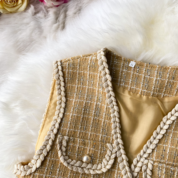 Kuldne naiste vest spitsikaela ja nööpidega