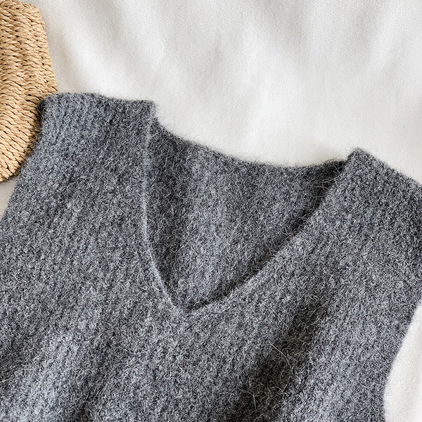 Kahes värvitoonis spitsikaelusega naiste vabaajavest