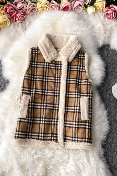 Moteriška languota liemenė su apatine apykakle ir kišenėmis