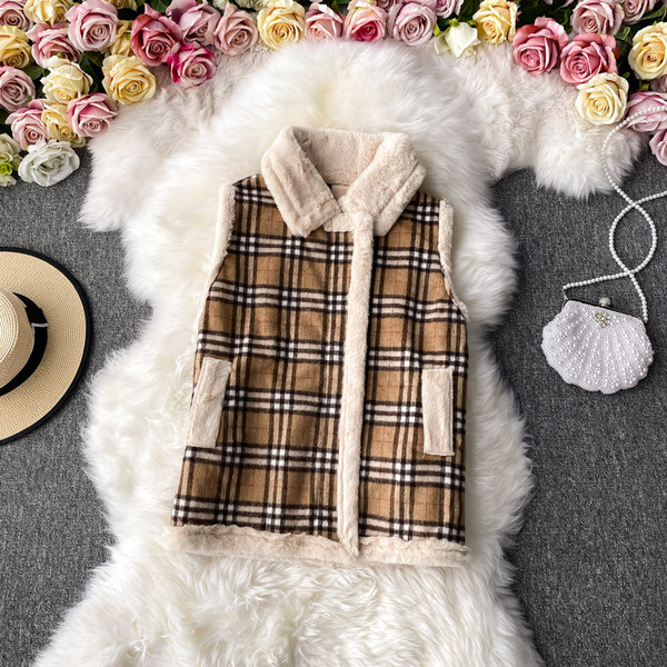 Moteriška languota liemenė su apatine apykakle ir kišenėmis