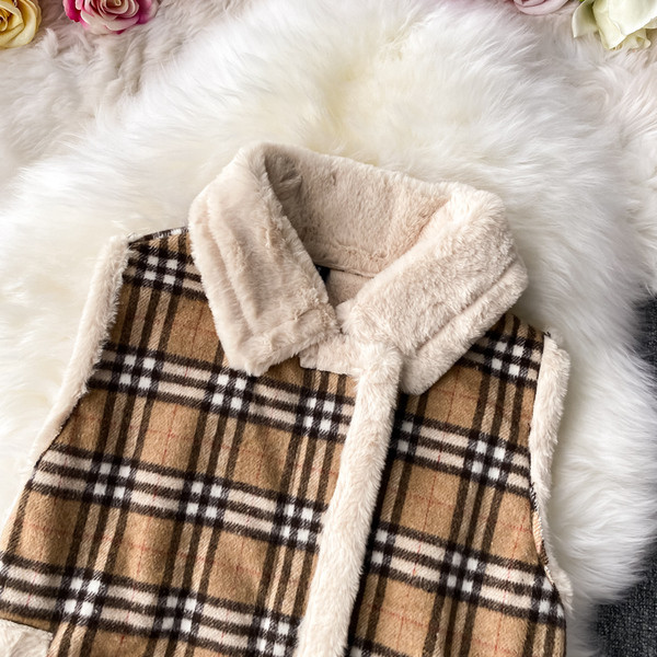 Moteriška languota liemenė su apatine apykakle ir kišenėmis