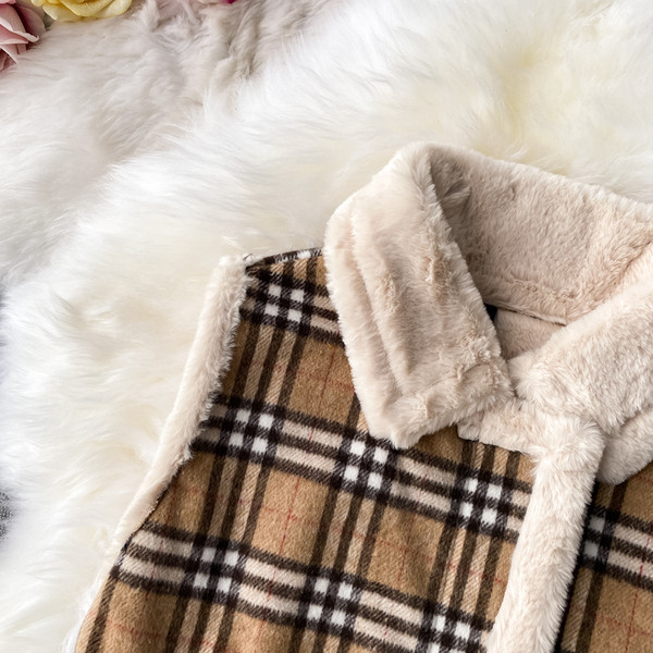 Moteriška languota liemenė su apatine apykakle ir kišenėmis