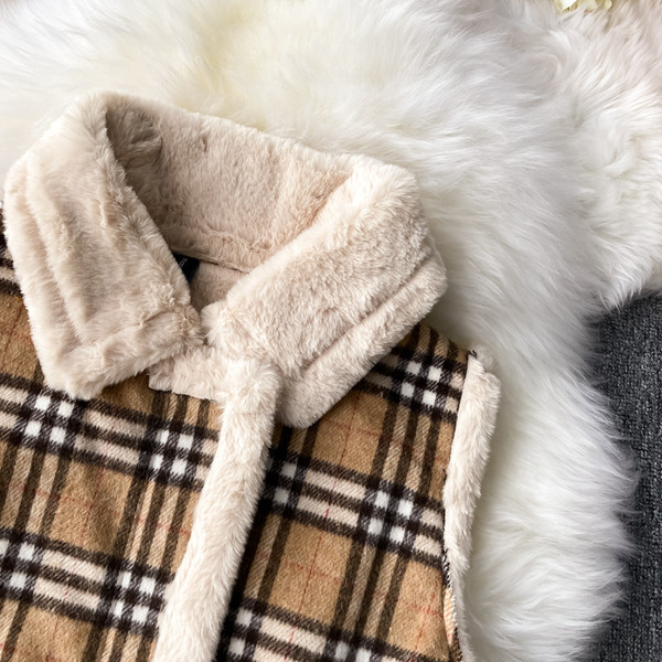 Moteriška languota liemenė su apatine apykakle ir kišenėmis