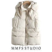 Šiuolaikinė rudens-žiemos liemenė su sagomis ir gobtuvu