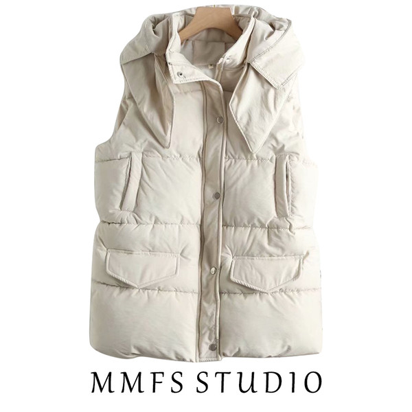 Šiuolaikinė rudens-žiemos liemenė su sagomis ir gobtuvu