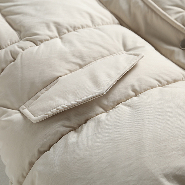 Šiuolaikinė rudens-žiemos liemenė su sagomis ir gobtuvu