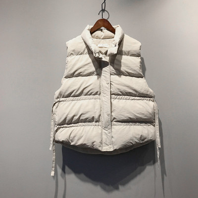 Naiste kokkutõmbunud osadega talvevest