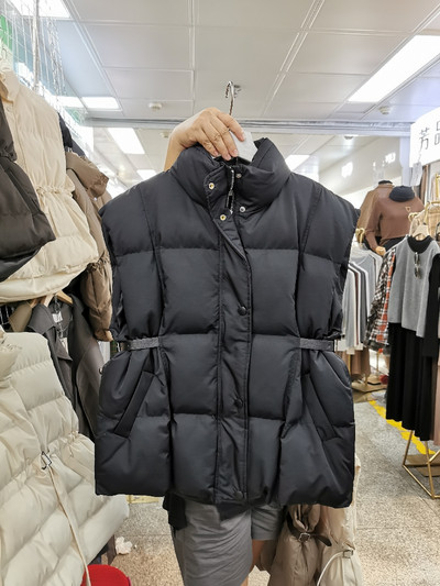 Naiste kokkutõmbunud osadega talvevest