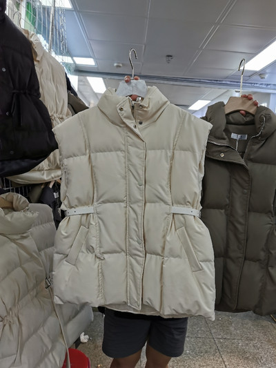 Naiste kokkutõmbunud osadega talvevest