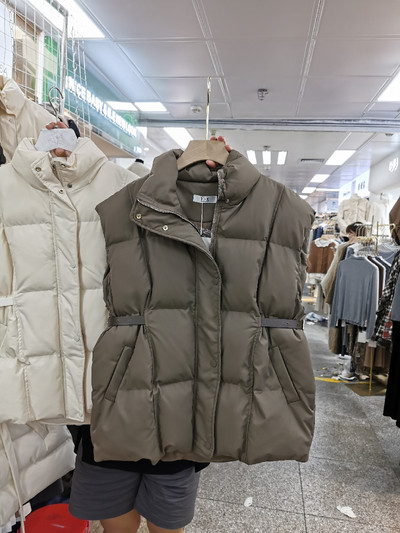 Naiste kokkutõmbunud osadega talvevest